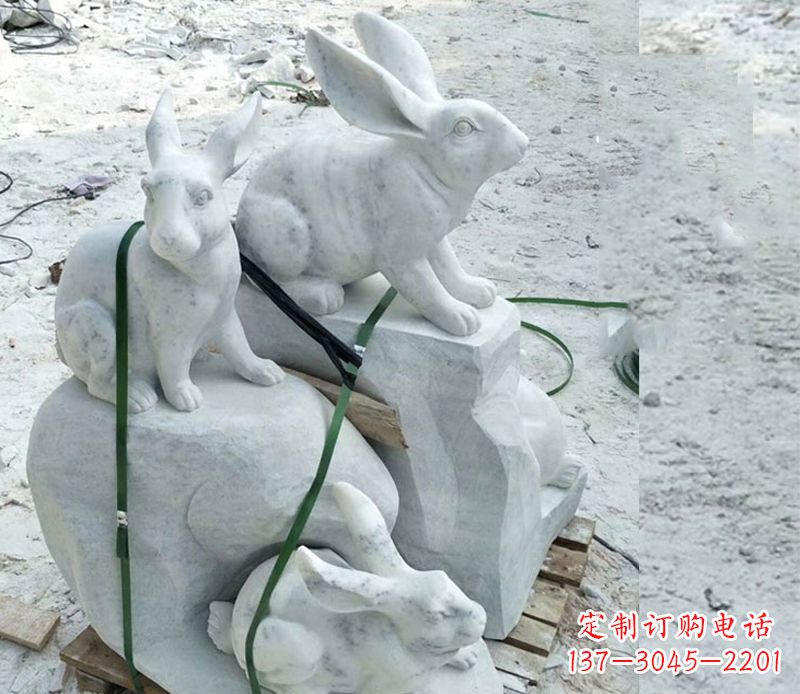 金华活泼可爱的兔子雕塑