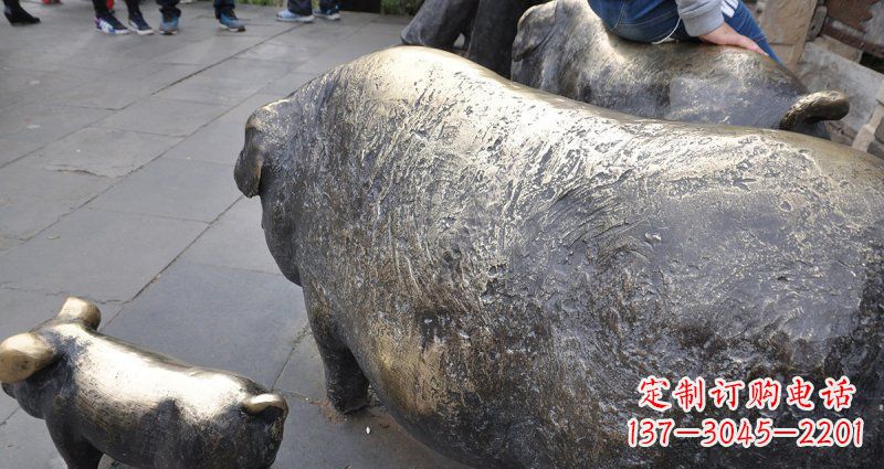 金华公园精美母子猪铜雕