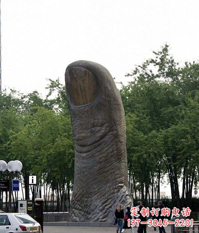 金华公园竖着的大拇指景观铜雕