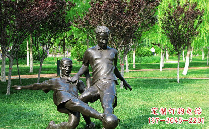金华公园踢足球的人物铜雕 (2)