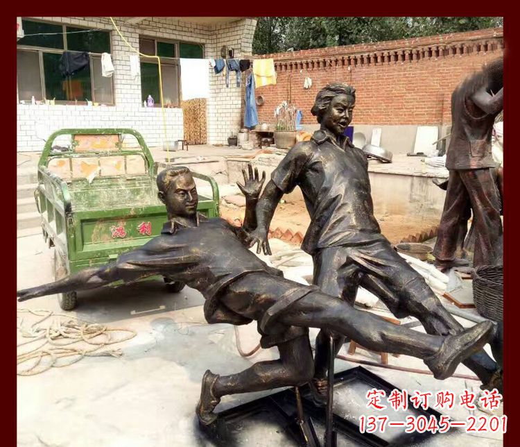 金华公园踢足球的人物铜雕