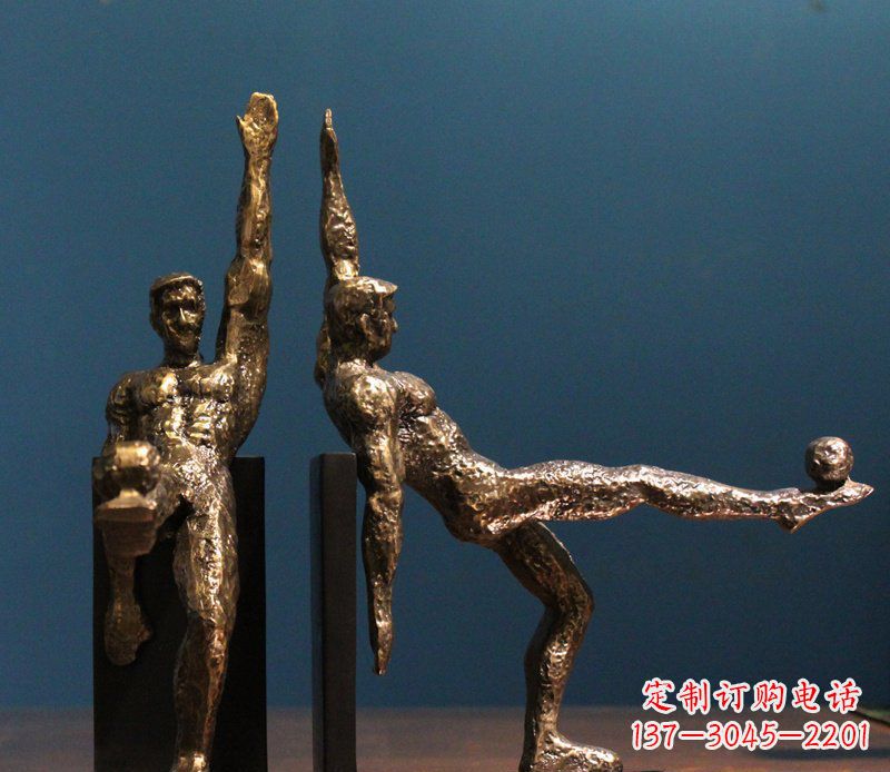 金华公园踢足球人物铜雕