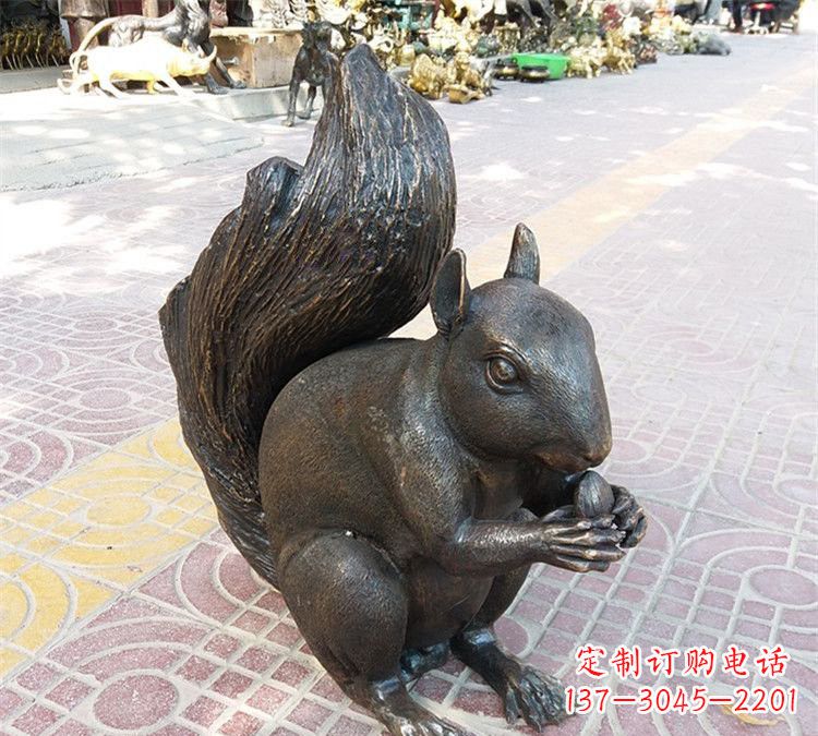 金华令人惊叹的松鼠铜雕塑