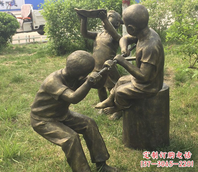 金华公园玩水的儿童铜雕