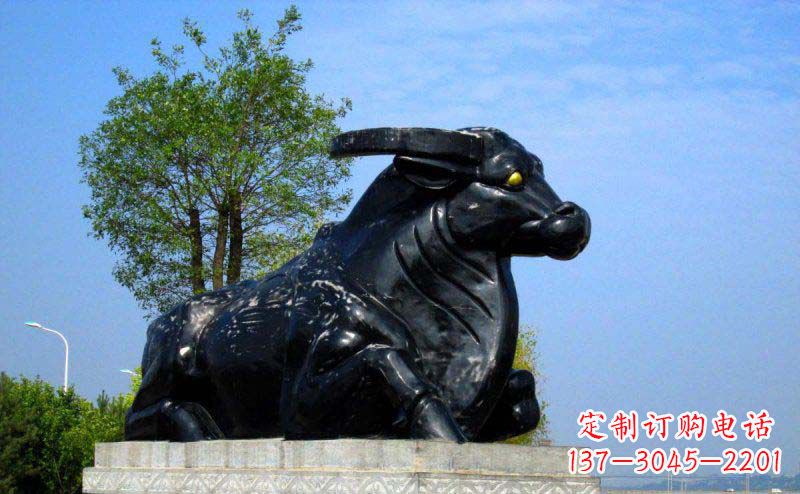 金华公园卧着的牛动物铜雕