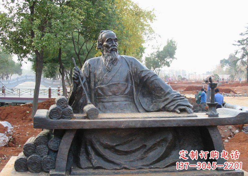 金华用传统工艺精心雕刻的张仲景铜雕