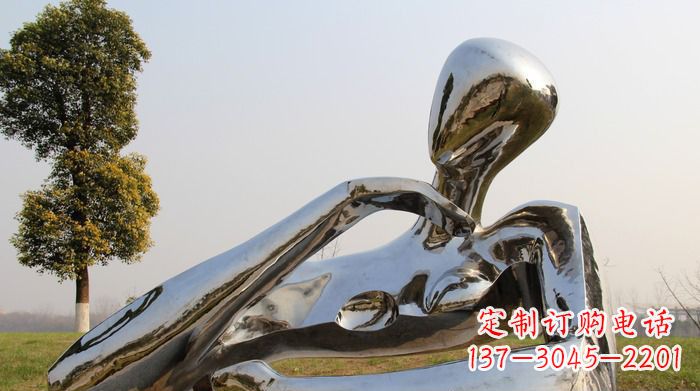 金华广场不锈钢手托下巴的女人雕塑