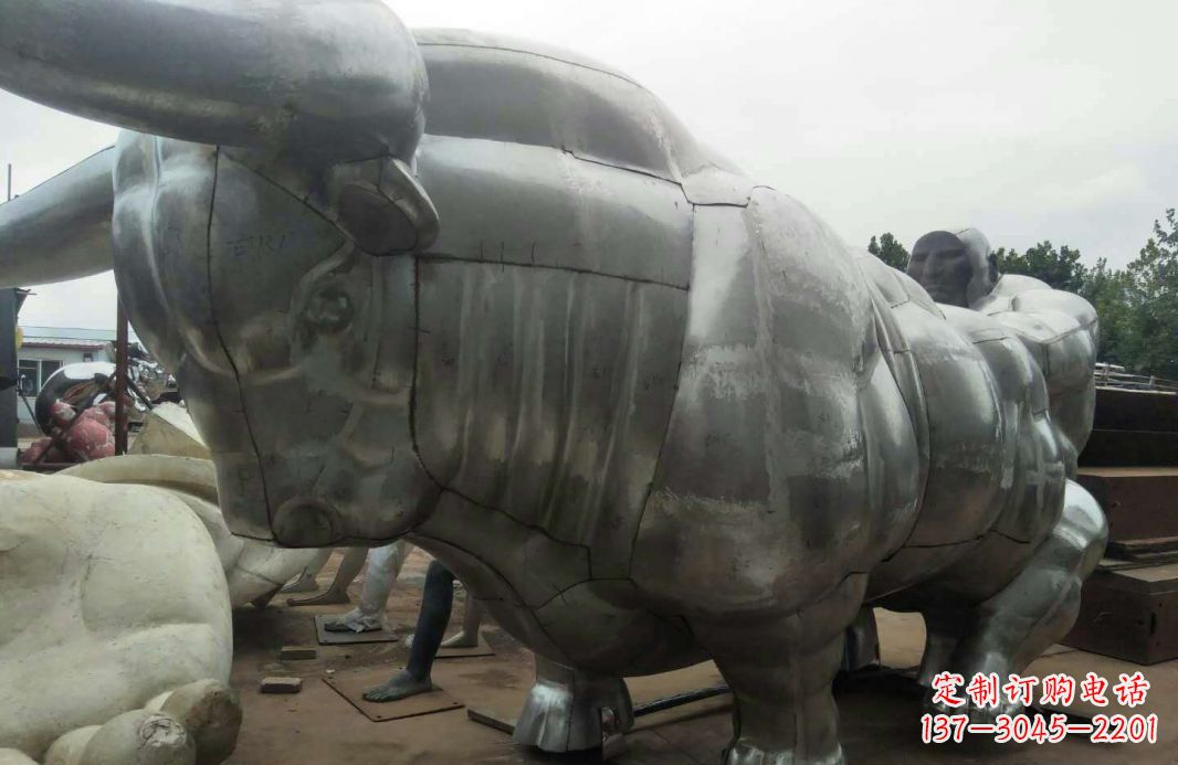 金华中领雕塑:复古拓荒牛不锈钢雕塑