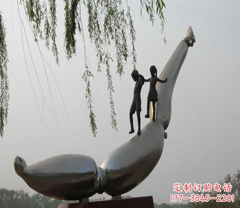 金华海豚情侣雕塑,精美绝伦,让爱沉醉于大海中