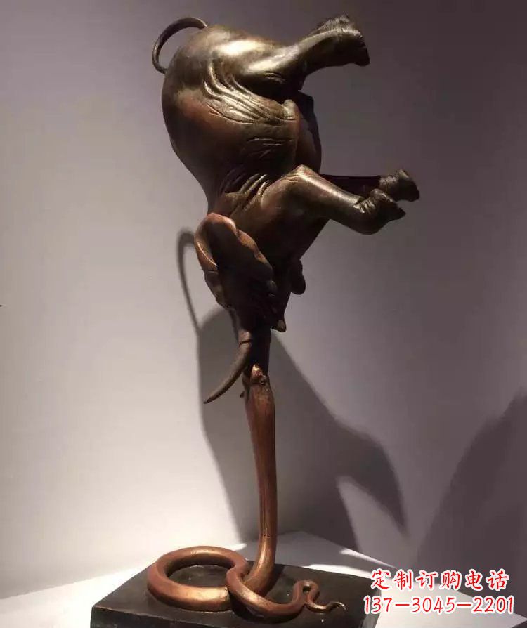 金华广场大象倒立景观铜雕