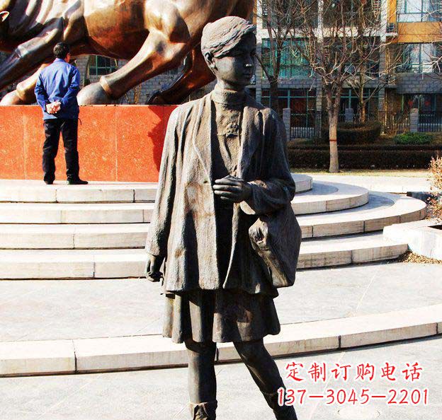 金华广场逛街的女孩人物铜雕