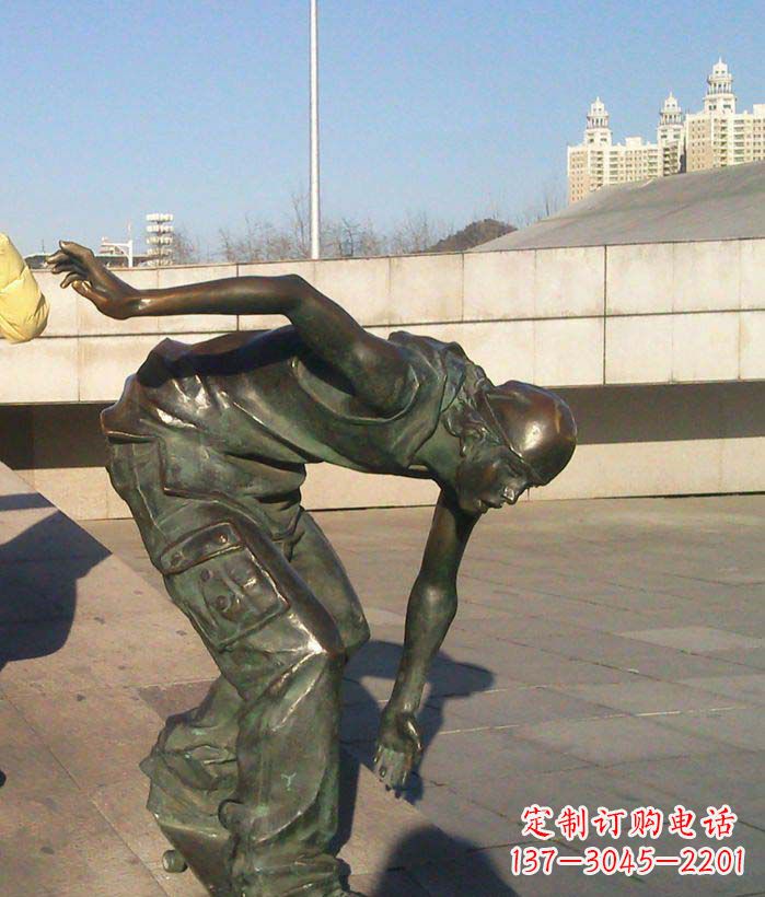 金华广场滑滑板的青年景观铜雕