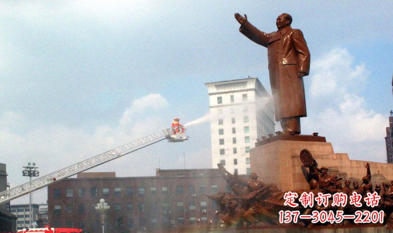 金华广场挥手的毛主席景观铜雕