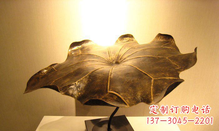 金华深受人们喜爱的铜雕荷叶雕塑,由贵金属精铸…