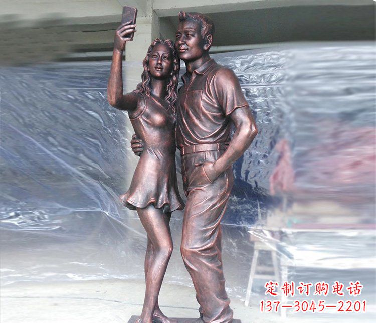 金华广场铜雕情侣拍照人物雕塑
