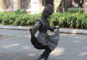 金华中领雕塑推出的爱舞的小少女铜雕，以少女跳…