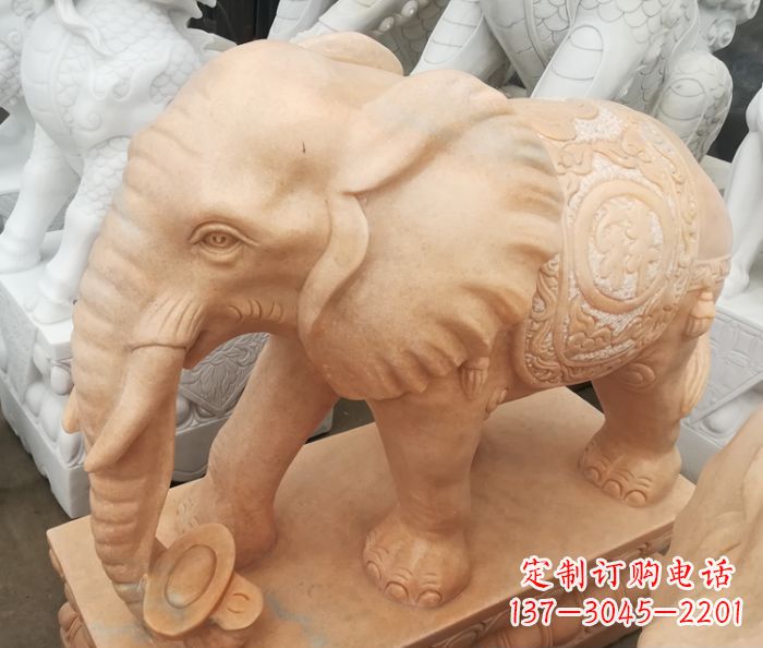 金华晚霞红门口石雕大象,美景祝福福气