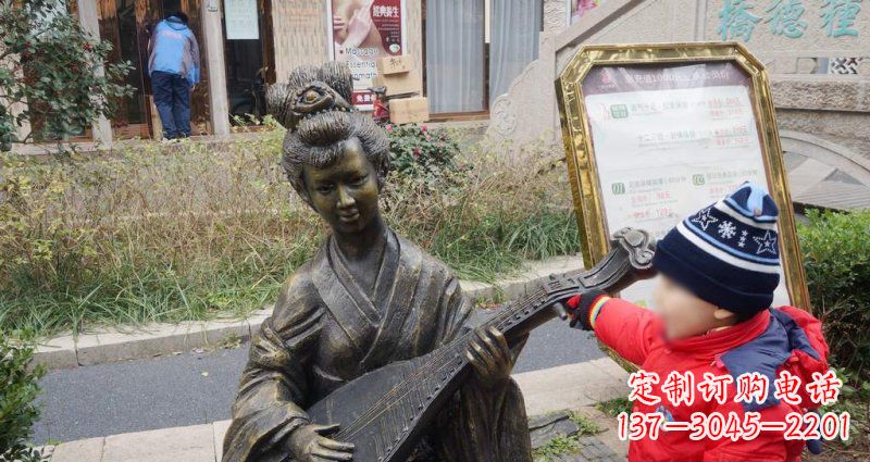 金华街边弹琵琶的古代美女雕塑