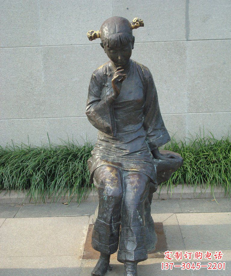 金华描绘心灵世界的街边低头思考的女孩景观铜雕