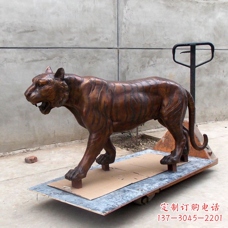 金华活力四射的老虎铜雕塑