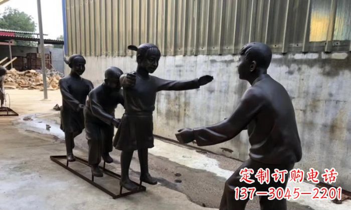金华华中领雕塑出品——老鹰捉小鸡铜雕