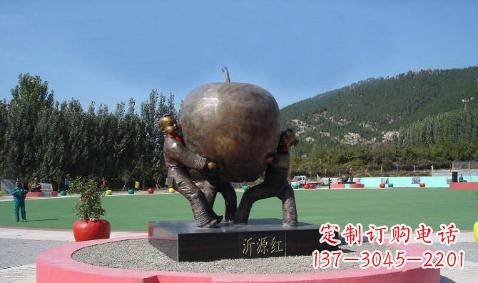 金华苹果融入两岁小孩的生活——公园铜雕