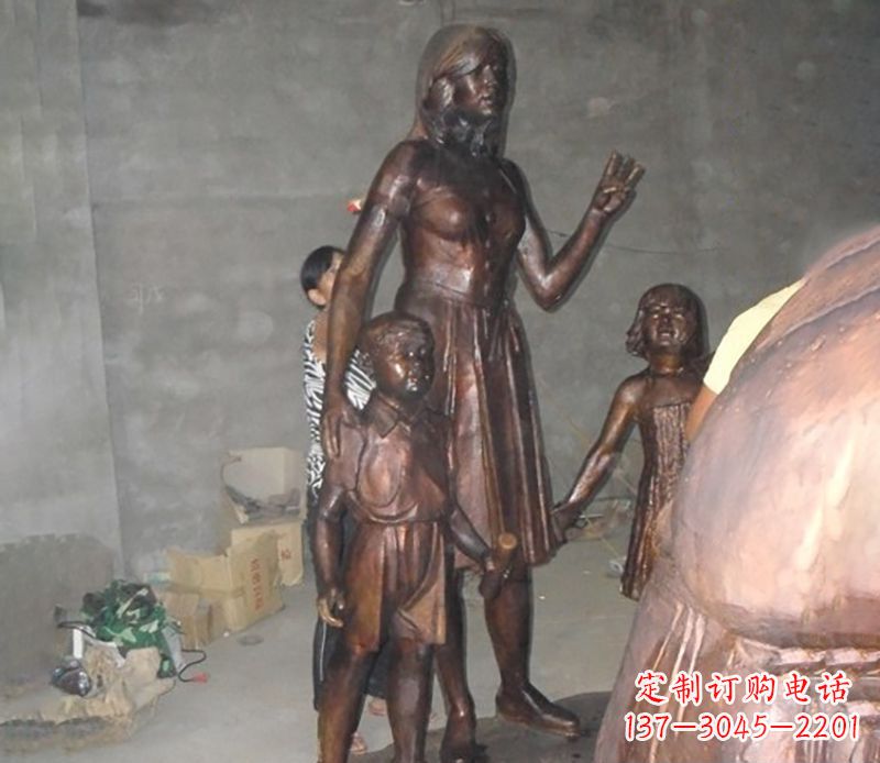 金华母亲与孩子合影公园人物铜雕