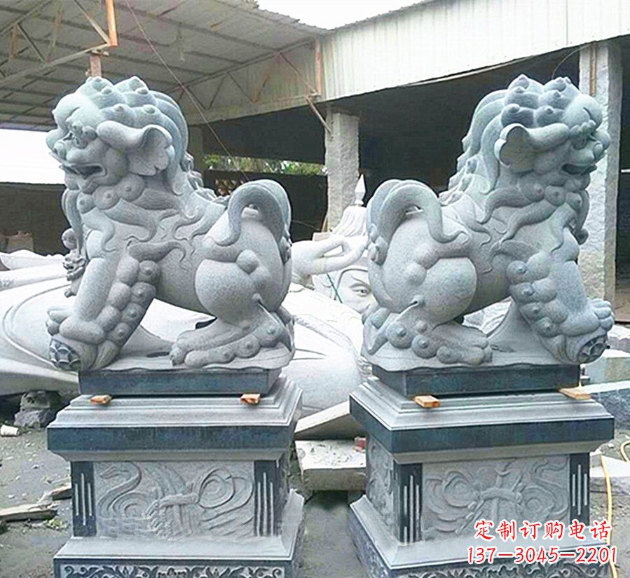 金华南方狮子献钱狮石雕,精美狮子雕塑为您庆祝