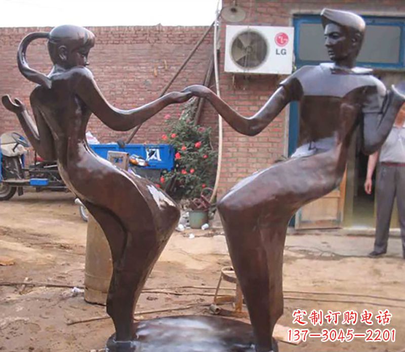 金华时尚多彩的情侣雕塑