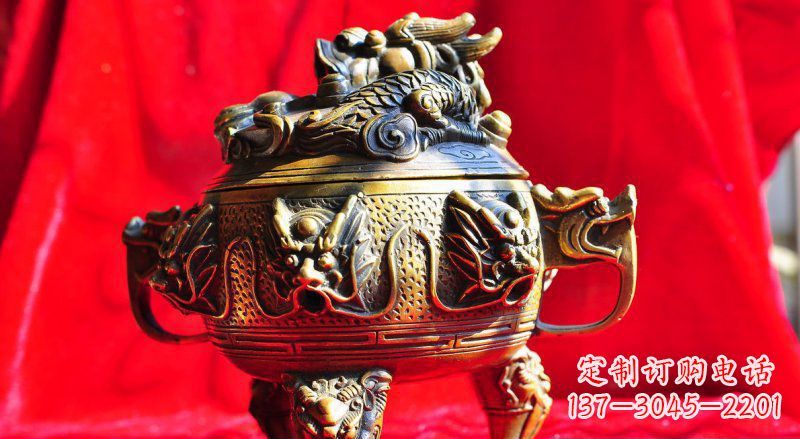 金华三足香炉铜雕,象征家庭和睦