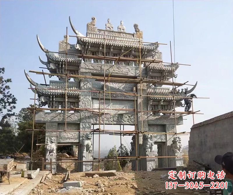 金华石牌坊外东侧的龙凤雕塑