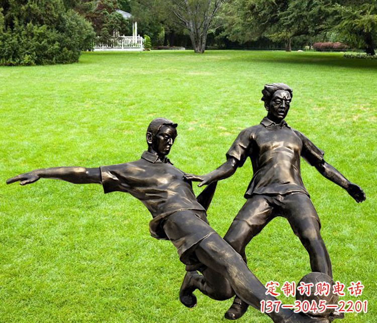 金华踢足球的人物铜雕