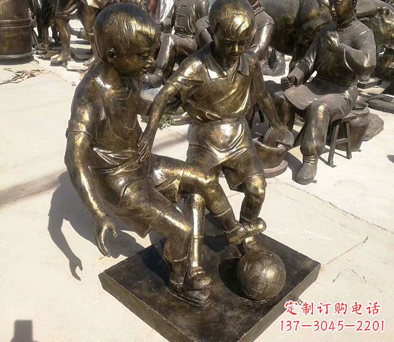金华踢足球的儿童铜雕