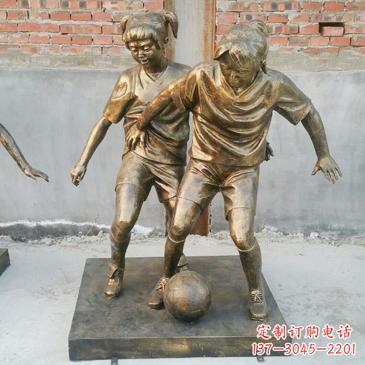 金华踢足球的小女孩雕塑