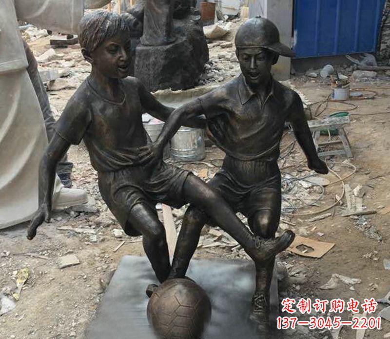 金华踢足球公园人物铜雕