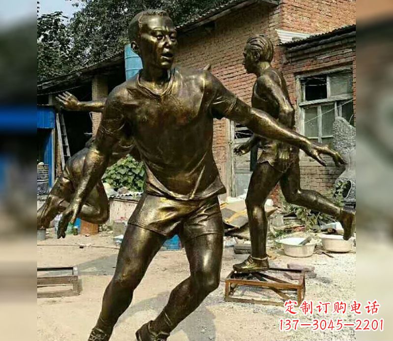 金华踢足球广场人物铜雕