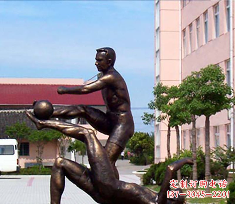 金华踢足球人物广场小品铜雕
