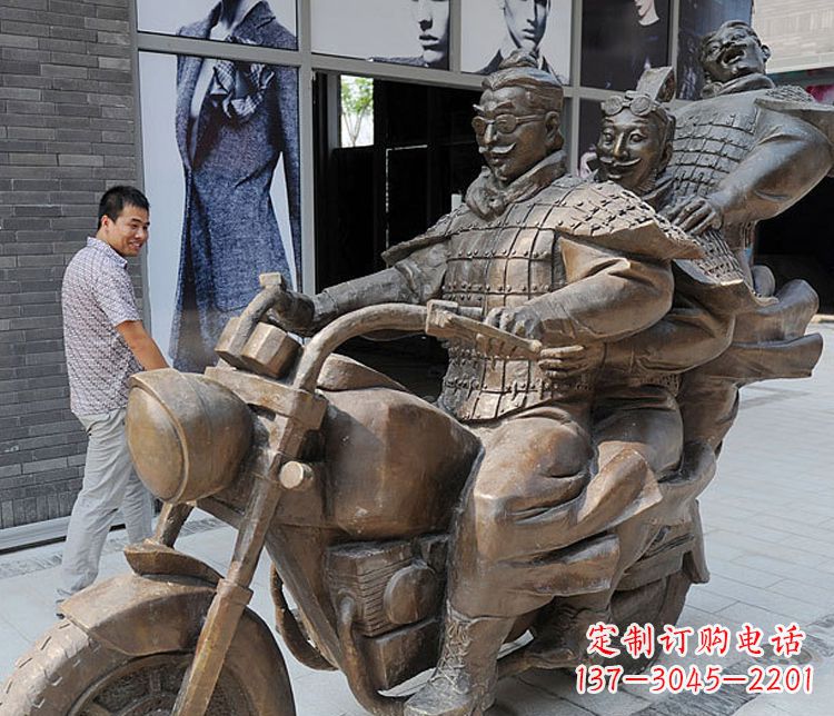 金华铜雕街头骑摩托人物雕塑
