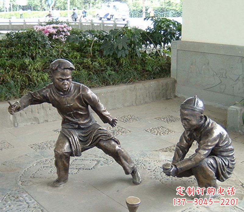 金华玩陀螺的古代儿童铜雕