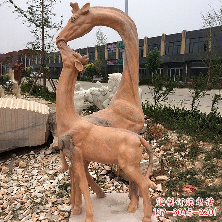 金华晚霞红石雕长颈鹿-校园公园母子亲情景观雕塑