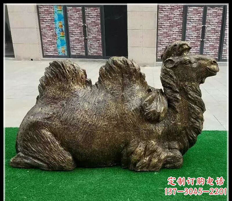 金华卧在草地的骆驼铜雕