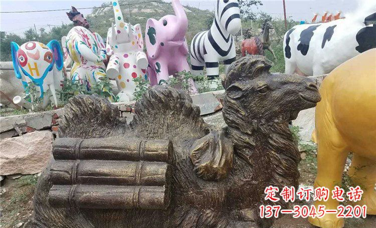 金华卧着的骆驼动物铜雕 (2)