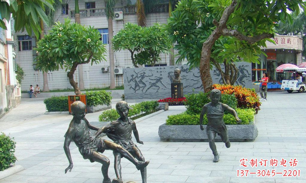 金华小孩踢足球铜雕