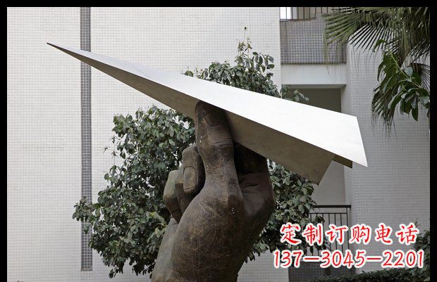 金华小区不锈钢手拿纸飞机雕塑