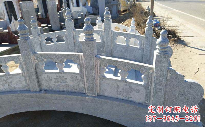 金华小区公园大理石拱桥