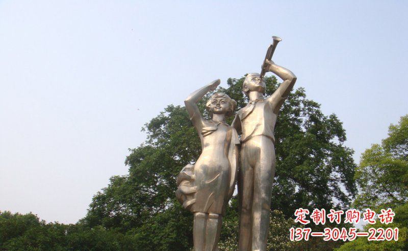 金华校园吹军号敬礼的小学生人物景观铜雕