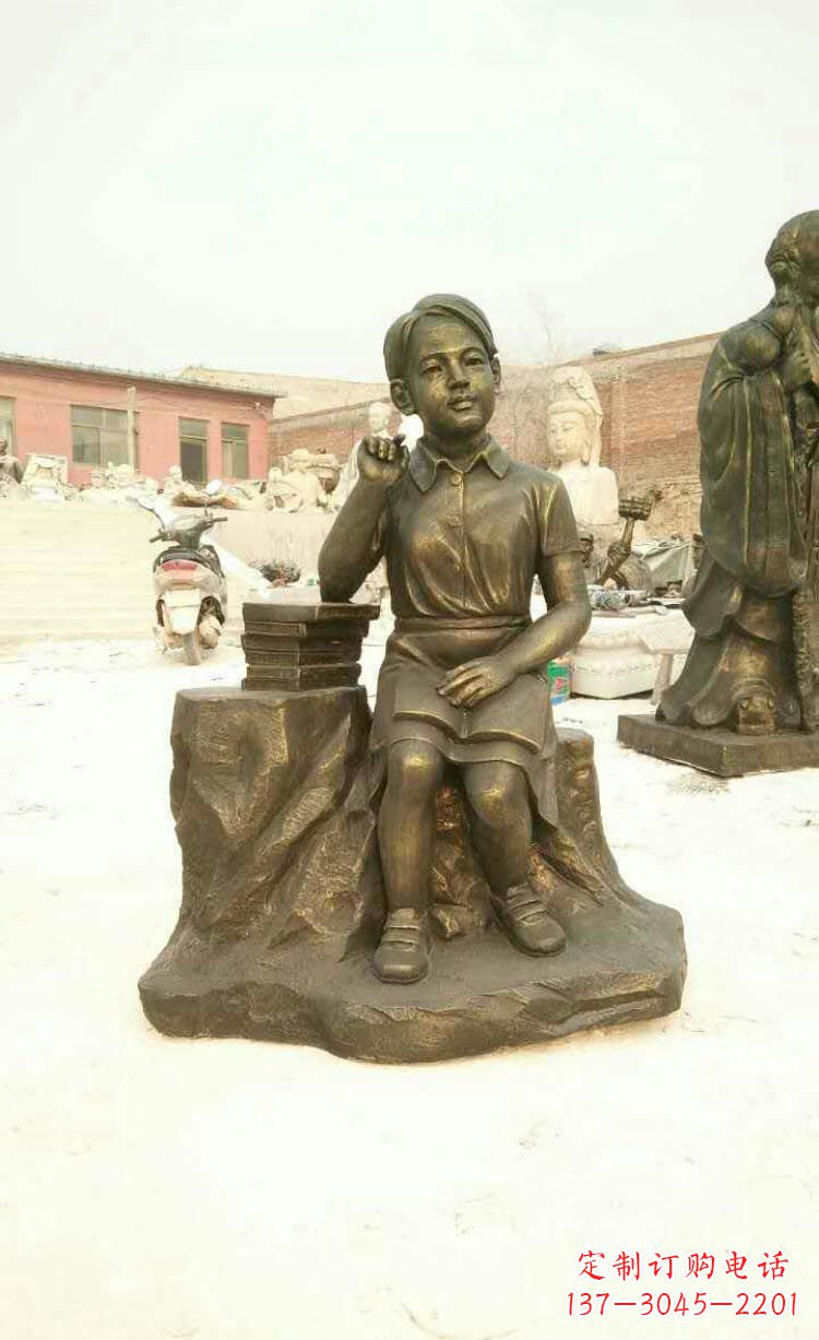 金华校园看书思考的学生铜雕