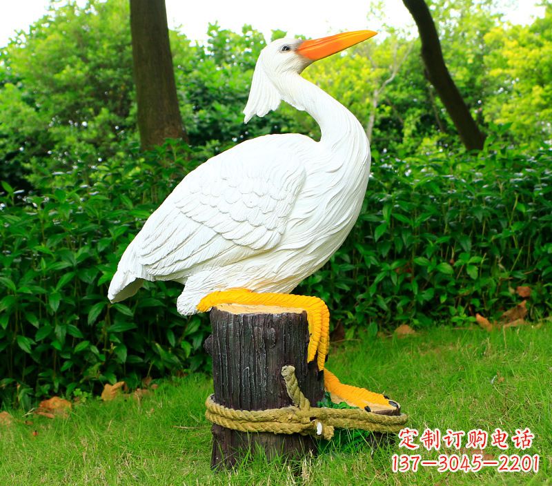 金华一男一女抱一只鸽子雕像