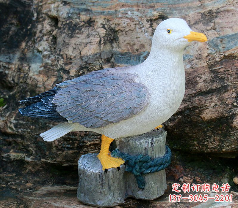 金华一手托鸽子 一手拿书本的雕塑像