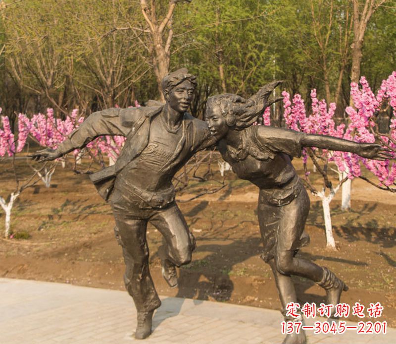 金华游玩的情侣铜雕